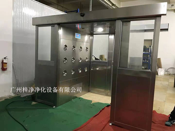 貨淋室是人員和貨物進(jìn)入潔凈室所必需的通道，它可以減少貨物進(jìn)出潔凈室所帶來的污染問題。