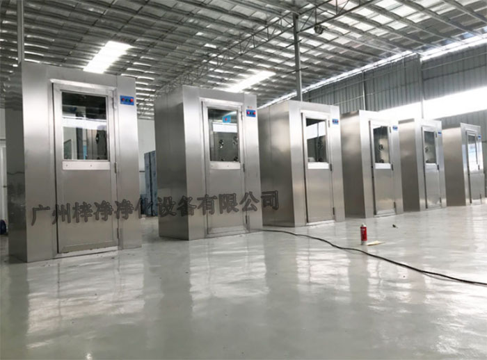 全不銹風淋室采用全不銹鋼材質(zhì)制造,具有良好的耐腐蝕性、耐高溫性和耐磨損性。 全不銹風淋室采用全不銹鋼材質(zhì)制造,具有良好的耐腐蝕性、耐高溫性和耐磨損性。