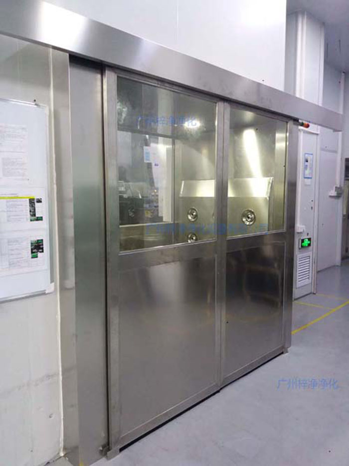 全自動(dòng)感應(yīng)風(fēng)淋室在無(wú)塵車(chē)間的生產(chǎn)環(huán)境中