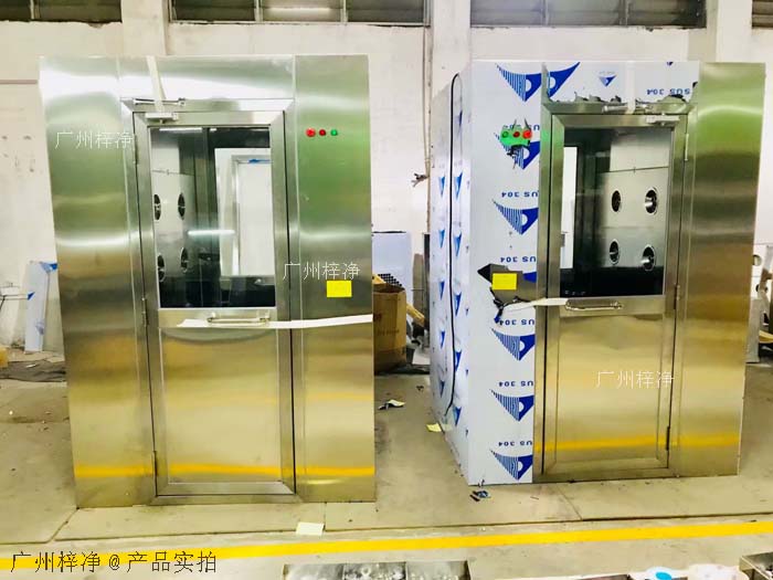 風(fēng)淋室安裝地面應(yīng)平整、堅(jiān)實(shí),無油污、水漬等。 風(fēng)淋室安裝地面應(yīng)平整、堅(jiān)實(shí),無油污、水漬等。