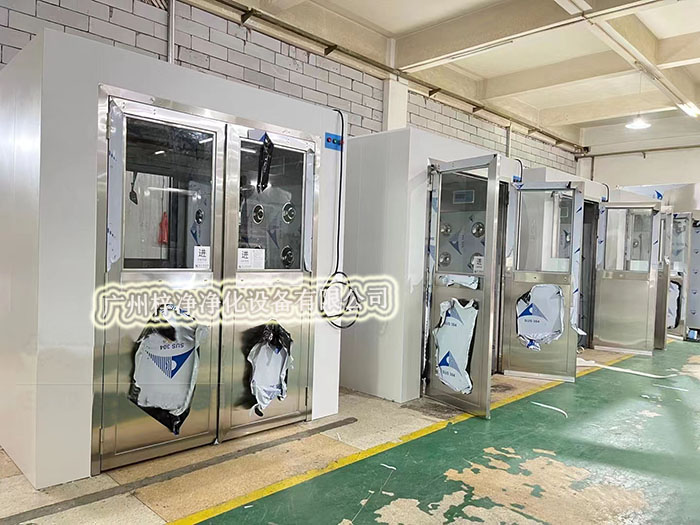 風(fēng)淋室的結(jié)構(gòu)和設(shè)計(jì)會(huì)影響風(fēng)淋效率,進(jìn)而影響所需的風(fēng)淋時(shí)間。 風(fēng)淋室的結(jié)構(gòu)和設(shè)計(jì)會(huì)影響風(fēng)淋效率,進(jìn)而影響所需的風(fēng)淋時(shí)間。