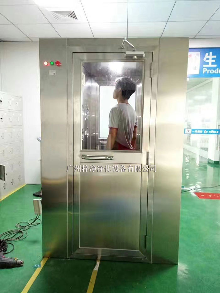 風(fēng)淋室工作原理是通過(guò)高速氣流的沖擊，有效清除進(jìn)入潔凈室的人員、物料表面攜帶的塵埃和污染物。