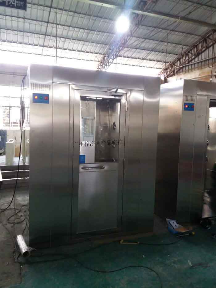 風淋室在潔凈室半導體、藥品生產、食品加工等行業中扮演著至關重要，