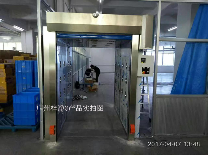 快速卷簾門風淋室和快速卷簾門貨淋室的工作原理主要基于高效過濾器和快速氣流交換。 快速卷簾門風淋室和快速卷簾門貨淋室的工作原理主要基于高效過濾器和快速氣流交換。