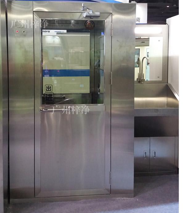 1300型不銹鋼風(fēng)淋室正面圖 1300型不銹鋼風(fēng)淋室正面圖